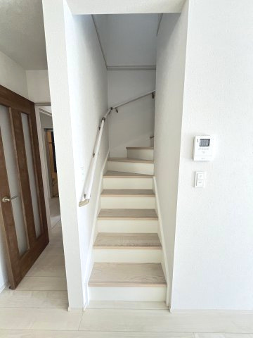 【内装】 | 糟屋郡第3志免町志免3丁目　1号棟（全1棟）【仲介手数料無料・0円】 | 現地写真。2階へ上がる階段です。手摺もついて安全ですね。