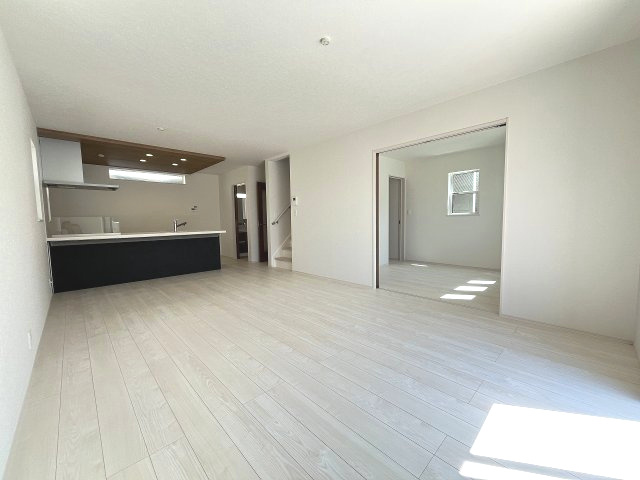 【居間・リビング】 | 糟屋郡第3志免町志免3丁目　1号棟（全1棟）【仲介手数料無料・0円】 | 現地写真。