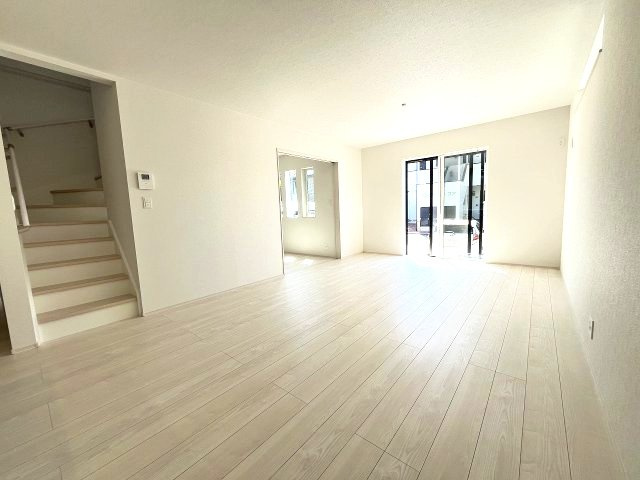 【居間・リビング】 | 糟屋郡第3志免町志免3丁目　1号棟（全1棟）【仲介手数料無料・0円】 | 現地写真。