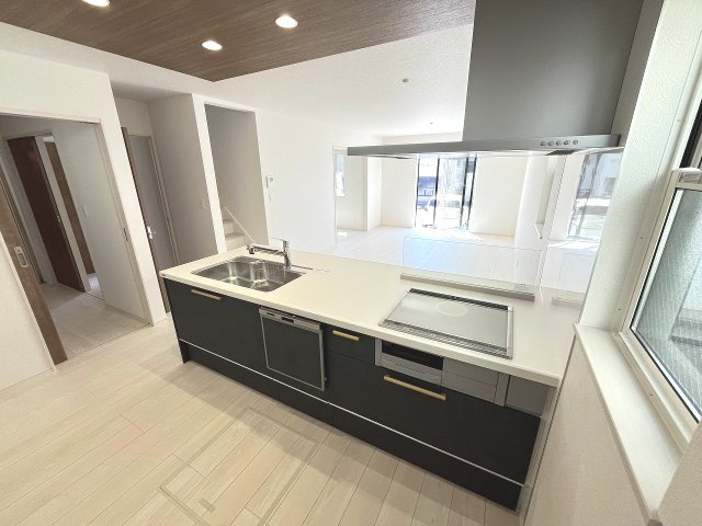 【キッチン】 | 糟屋郡第3志免町志免3丁目　1号棟（全1棟）【仲介手数料無料・0円】 | 施工例。施工例は完成時と異なる場合があります。
