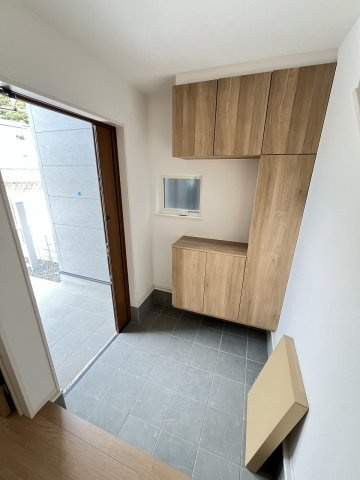 【玄関】 | 糟屋郡第3志免町志免3丁目　1号棟（全1棟）【仲介手数料無料・0円】 | 施工例。施工例は完成時と異なる場合があります。