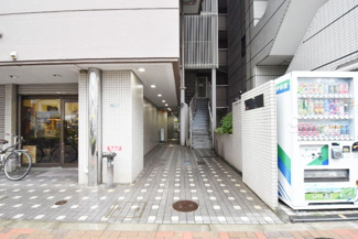 【エントランス】 | お客様を、そして住人を出迎えてくれるマンションのエントランス。ゴミが落ちていないことからも、管理状態の良さや住民の節度の高さが見て取れます。～即日のご見学可能～　お問合せはお気軽にどうぞ。
