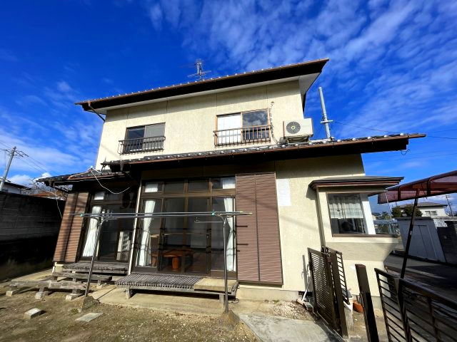 須賀川市和田弥六内　中古戸建　第三小・第三中の外観|周りの目線が気にならない南庭はとても広く、ガーデニング・畑・遊び場・ペットスペースと多様に利用できます♪