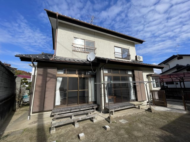 須賀川市和田弥六内　中古戸建　第三小・第三中の外観|雨戸付。