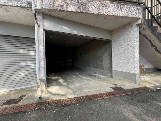 垂水区千鳥が丘2-9-4戸建の駐車場