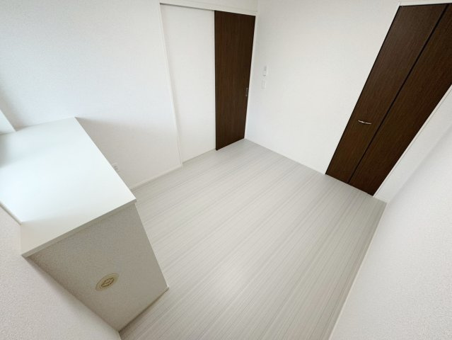 安芸郡府中町みくまり３丁目のアパートの洋室