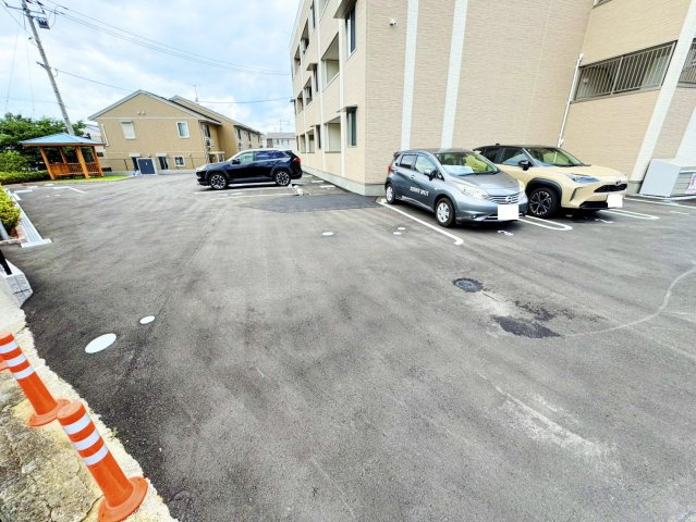 安芸郡府中町みくまり３丁目のアパートの駐車場
