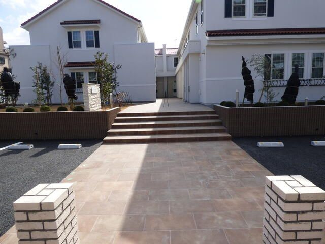 ロワイヤル綾瀬のエントランス