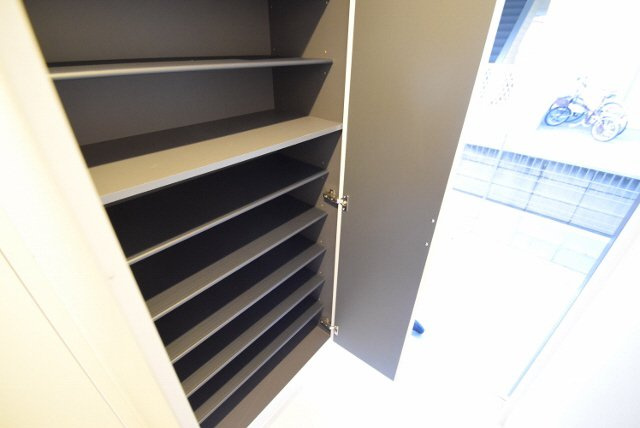 リブリ・トワの玄関|大容量のシューズボックス