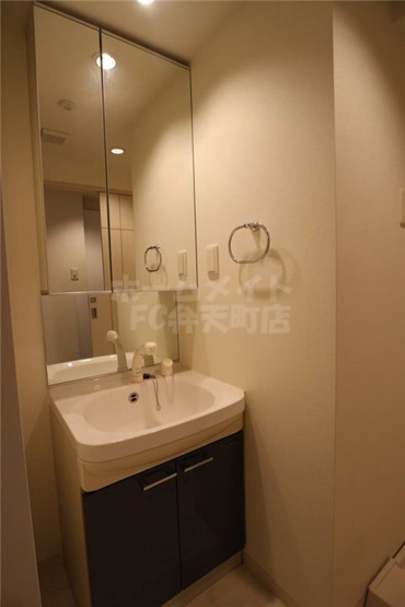 【洗面所】 | エスリード弁天町南 | スペースが確保できる独立洗面所です