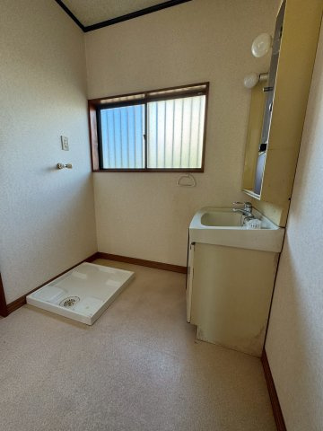 富士宮市山宮　中古戸建　（土地面積64.99坪）の独立洗面台