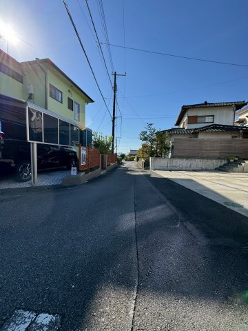 富士宮市山宮　中古戸建　（土地面積64.99坪）の前面道路含む現地写真