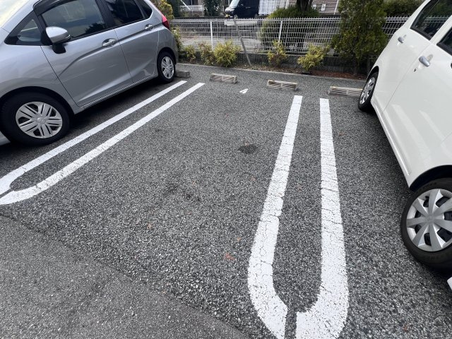 クレアンジュの駐車場