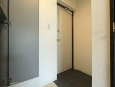 エステイトB西大宮の玄関