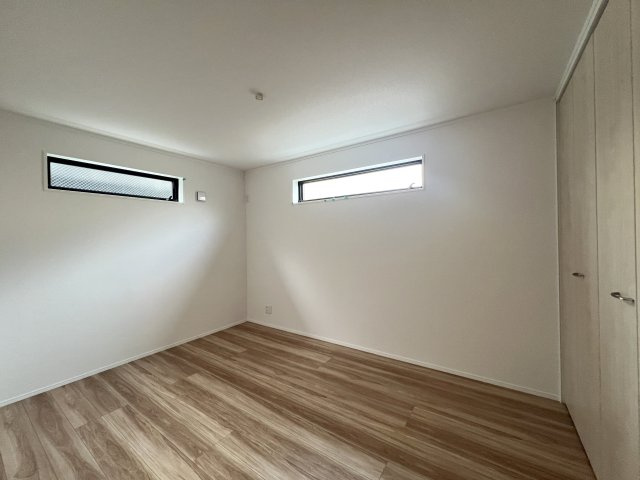 星川の星空を独り占め！踊りたくなるスカイバルコニー付新築戸建【保土ヶ谷区星川１丁目】の洋室|落ち着いた色調の洋室です