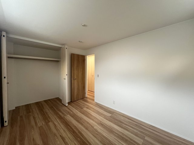 星川の星空を独り占め！踊りたくなるスカイバルコニー付新築戸建【保土ヶ谷区星川１丁目】の洋室|ゆったりした洋室です