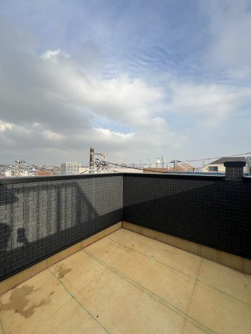 星川の星空を独り占め！踊りたくなるスカイバルコニー付新築戸建【保土ヶ谷区星川１丁目】のバルコニー|開放的で明るい空間を演出してくれるバルコニーです