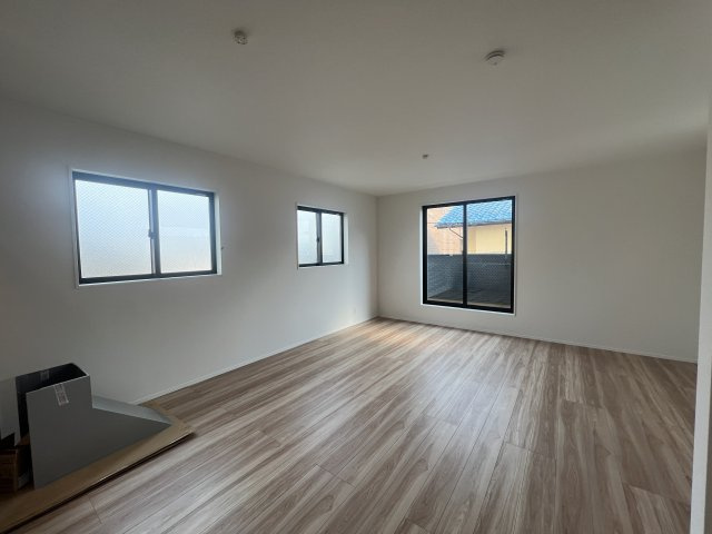 星川の星空を独り占め！踊りたくなるスカイバルコニー付新築戸建【保土ヶ谷区星川１丁目】の居間・リビング|おしゃれなリビングです