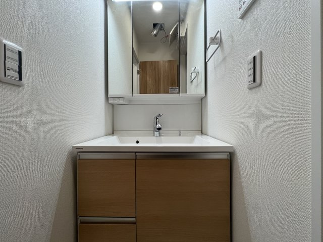 星川の星空を独り占め！踊りたくなるスカイバルコニー付新築戸建【保土ヶ谷区星川１丁目】の独立洗面台|朝の支度にも助かる、独立の洗髪洗面化粧台