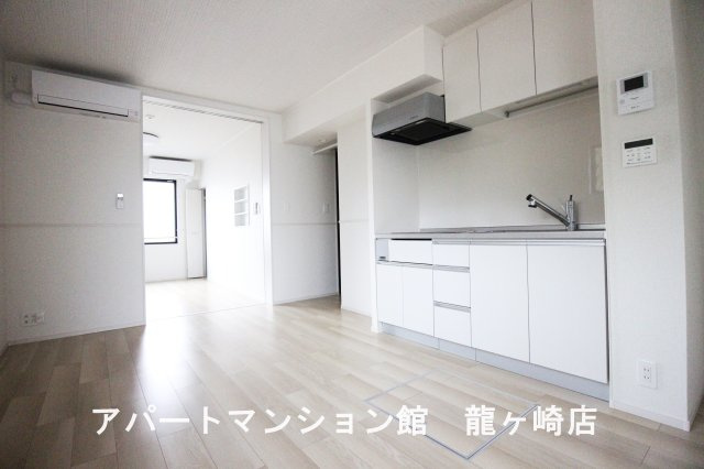 クレスト　ヒルの居間・リビング