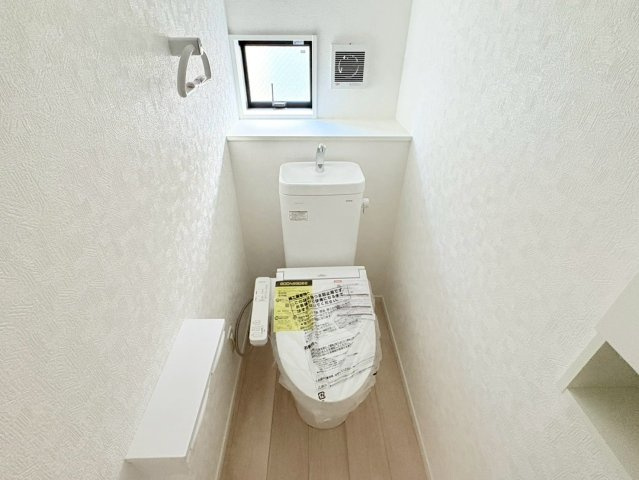 クワイエ　岐阜市長森本町２丁目第１　全２区画分譲の独立洗面台|床材に受ける様々な傷や、温度・湿度変化による、クラックの発生を大幅に抑える特殊加工を施工済みです。
水栓はリフトアップできて両手が使えます。またハンドシャワーでも使えます。