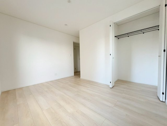 クワイエ　岐阜市長森本町２丁目第１　全２区画分譲の寝室|全居室にたっぷり収納できる大型収納を設置。窓ガラスは、断熱性能や結露防止効果の高いペアガラスを採用！
高い断熱性と共にガラス面の結露対策にも効果を発揮し湿気によるカビの発生を抑止します。