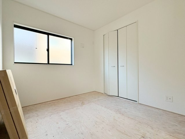 クワイエ　岐阜市長森本町２丁目第１　全２区画分譲の洋室|建具やクロスなどをトータルデザインでコーディネートしており、室内に落ち着きと安らぎを与えてくれます。
全居室収納付き！寝室やお子様のお部屋がスッキリ片付きます。