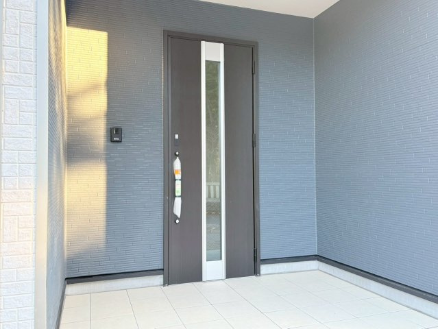 クワイエ　岐阜市長森本町２丁目第１　全２区画分譲の玄関|玄関ドアの取手ハンドル部分にセンサーがついて、カードタイプ・シールタイプのキーで施錠が可能で便利です。
お買い物の荷物で手が塞がっていても、楽々開錠できます。毎日の外出前の時間も短縮されて快適です！