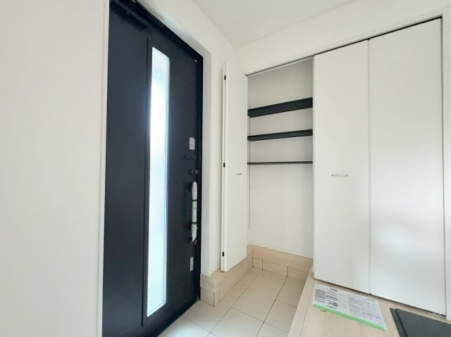 クワイエ　岐阜市長森本町２丁目第１　全２区画分譲の玄関|大容量のシューズ収納付きで玄関周りもすっきり！玄関ドアからの光が玄関ホールを明るくしてくれます。