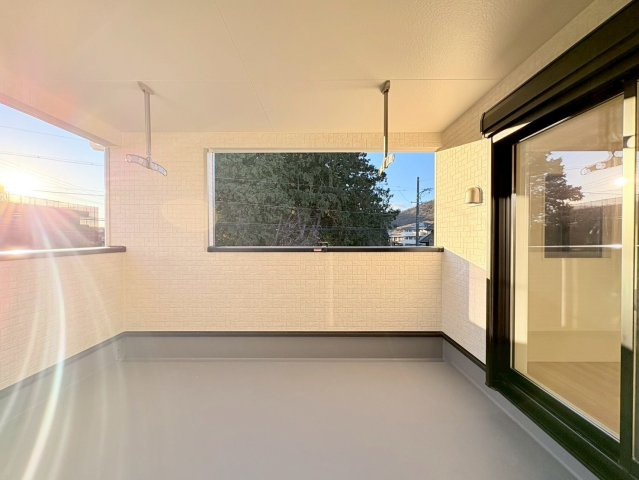 クワイエ　岐阜市長森本町２丁目第１　全２区画分譲のバルコニー|バルコニーは南向きで洗濯物もよく乾きます！強度と表面積硬度を持つFPRで防水しています。