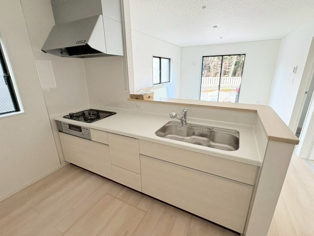 クワイエ　岐阜市長森本町２丁目第１　全２区画分譲の居間・リビング|フローリング材は木目調でナチュラルな美しさ。様々な傷やクラックの発生を大幅に抑える特殊加工済みです。
床材に受ける様々な傷や、温度・湿度変化によるクラックの発生を大幅に抑える特殊加工を施工済み。