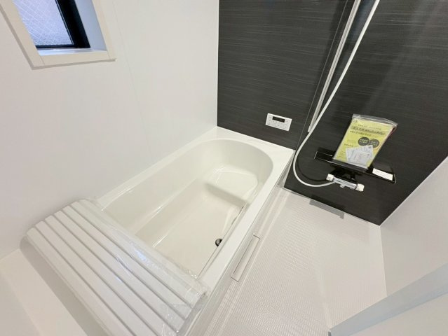 クワイエ　岐阜市長森本町２丁目第１　全２区画分譲のキッチン|お手入れがラクなステンレスをワークスペース部分トップに使用した、機能的で美しいシステムキッチンです。
浄水器組込み水栓でシンクまわりがスッキリ広々お使いいただけます。フラットな造りでお掃除も楽々です。