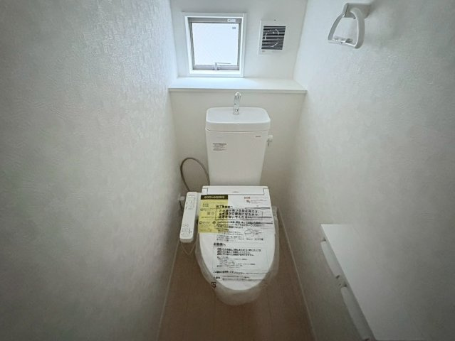 クワイエ　岐阜市長森本町２丁目第１　全２区画分譲の独立洗面台|床材に受ける様々な傷や、温度・湿度変化による、クラックの発生を大幅に抑える特殊加工を施工済みです。
水栓はリフトアップできて両手が使えます。またハンドシャワーでも使えます。