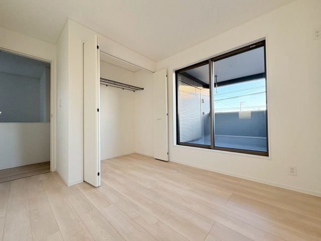 クワイエ　岐阜市長森本町２丁目第１　全２区画分譲の寝室|全居室にたっぷり収納できる大型収納を設置。窓ガラスは、断熱性能や結露防止効果の高いペアガラスを採用！
高い断熱性と共にガラス面の結露対策にも効果を発揮し湿気によるカビの発生を抑止します。