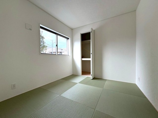 クワイエ　岐阜市長森本町２丁目第１　全２区画分譲の洋室|建具やクロスなどをトータルデザインでコーディネートしており、室内に落ち着きと安らぎを与えてくれます。
全居室収納付き！寝室やお子様のお部屋がスッキリ片付きます。