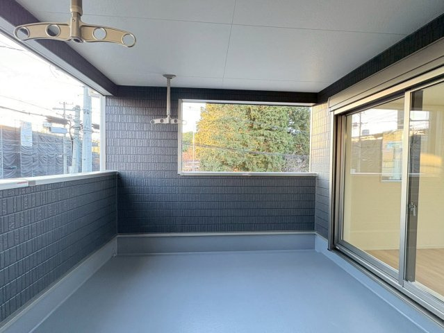 クワイエ　岐阜市長森本町２丁目第１　全２区画分譲の玄関|大容量のシューズ収納付きで玄関周りもすっきり！玄関ドアからの光が玄関ホールを明るくしてくれます。