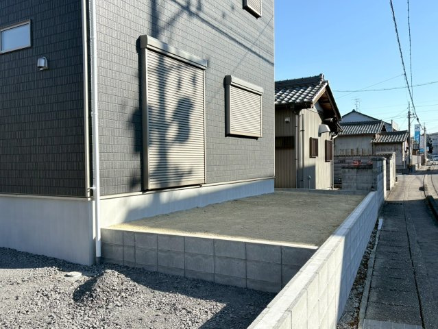 クワイエ　岐阜市長森本町２丁目第１　全２区画分譲のバルコニー|バルコニーは南向きで洗濯物もよく乾きます！強度と表面積硬度を持つFPRで防水しています。