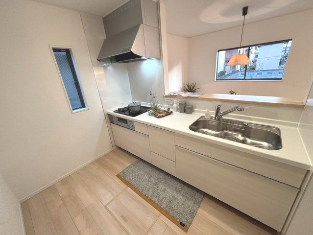 クワイエ　岐阜市長森本町２丁目第１　全２区画分譲の居間・リビング|フローリング材は木目調でナチュラルな美しさ。様々な傷やクラックの発生を大幅に抑える特殊加工済みです。
床材に受ける様々な傷や、温度・湿度変化によるクラックの発生を大幅に抑える特殊加工を施工済み。