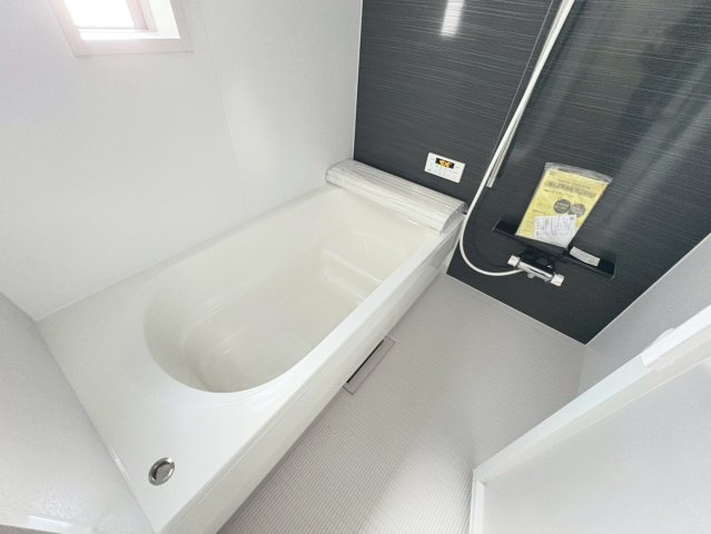 クワイエ　岐阜市長森本町２丁目第１　全２区画分譲のキッチン|お手入れがラクなステンレスをワークスペース部分トップに使用した、機能的で美しいシステムキッチンです。
浄水器組込み水栓でシンクまわりがスッキリ広々お使いいただけます。フラットな造りでお掃除も楽々です。