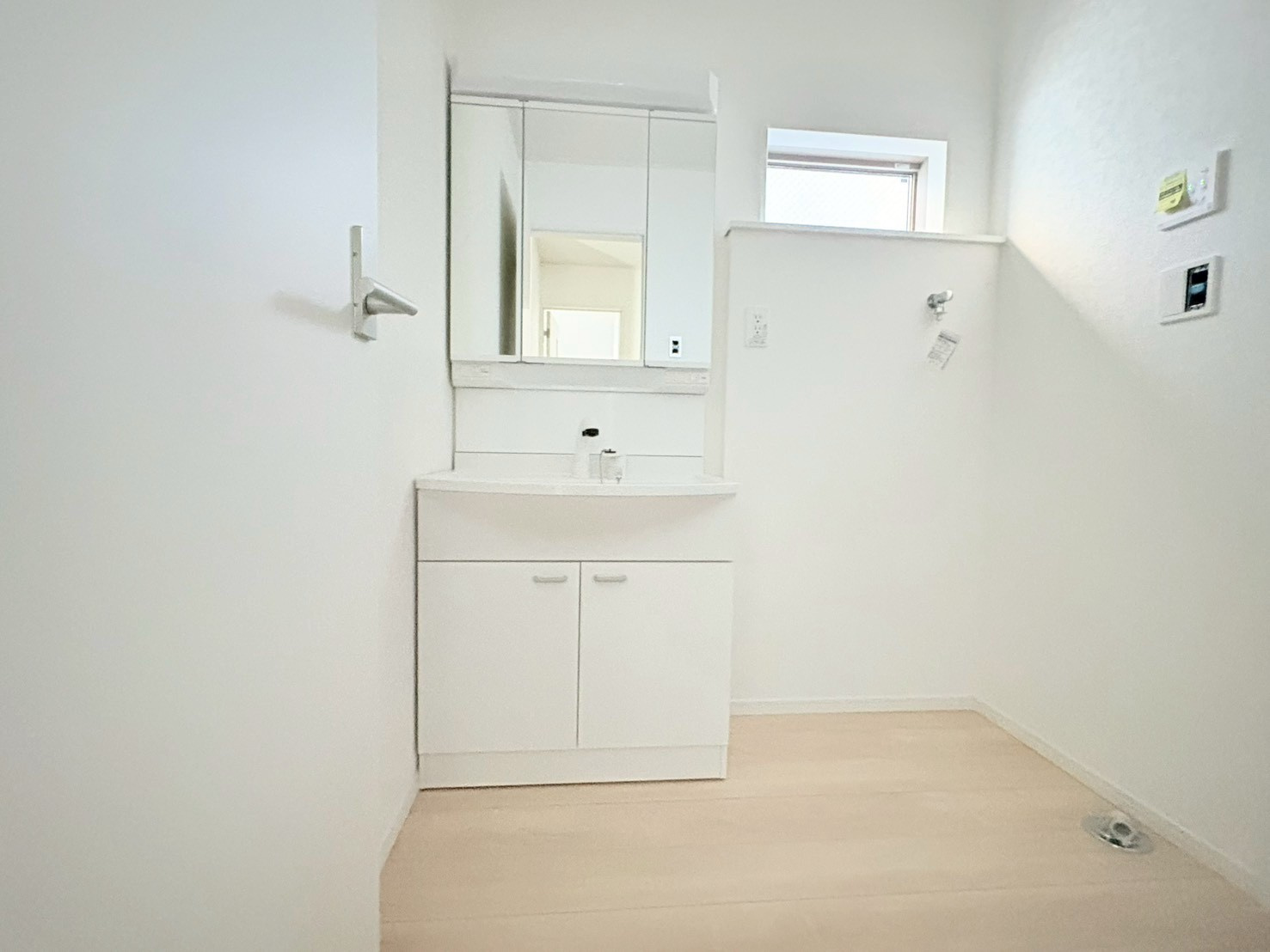 クワイエ　岐阜市長森本町２丁目第１　全２区画分譲の浴室|保温浴槽使用で４時間たっても浴槽の湯温低下はわずか約2.5度の省エネ仕様です。【暖房換気乾燥機】付き！
サイドブロー機能を備えた省エネ衣類乾燥機です。窓付きの明るく清潔な空間でゆったりバスタイムを！