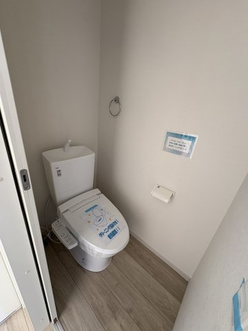 【内装】 | 糟屋郡志免町片峰4丁目4期　1号棟（全2棟）【仲介手数料無料・0円】 | 施工例。1階のトイレです。施工例は完成時と異なる場合があります。