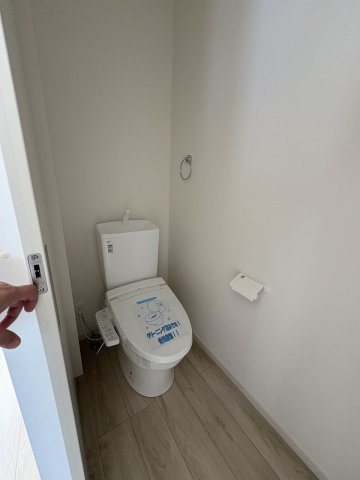 【内装】 | 糟屋郡志免町片峰4丁目4期　1号棟（全2棟）【仲介手数料無料・0円】 | 施工例。2階にもトイレです。施工例は完成時と異なる場合があります。