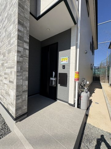 【玄関】 | 糟屋郡志免町片峰4丁目4期　1号棟（全2棟）【仲介手数料無料・0円】 | 施工例。施工例は完成時と異なる場合があります。