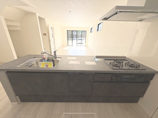 【キッチン】 | 糟屋郡志免町片峰4丁目4期　1号棟（全2棟）【仲介手数料無料・0円】 | 施工例。施工例は完成時と異なる場合があります。
