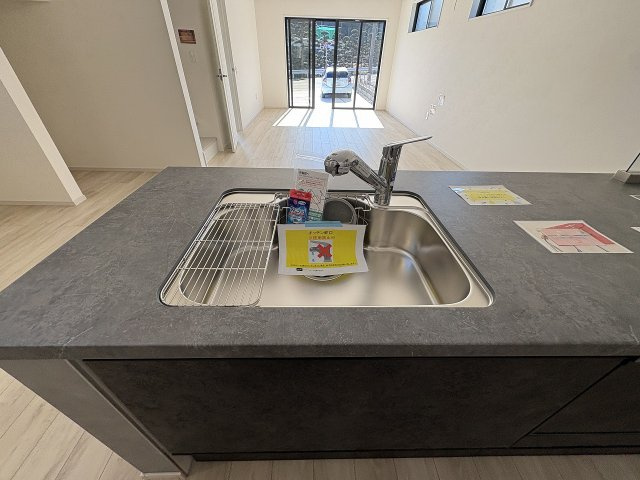 【キッチン】 | 糟屋郡志免町片峰4丁目4期　1号棟（全2棟）【仲介手数料無料・0円】 | 施工例。施工例は完成時と異なる場合があります。