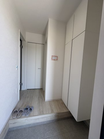 【玄関】 | 糟屋郡志免町片峰4丁目4期　1号棟（全2棟）【仲介手数料無料・0円】 | 施工例。施工例は完成時と異なる場合があります。