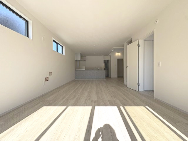 【内装】 | 糟屋郡志免町片峰4丁目4期　1号棟（全2棟）【仲介手数料無料・0円】 | 施工例。リビングです。施工例は完成時と異なる場合があります。