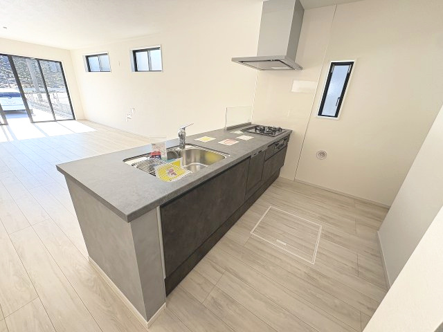 【キッチン】 | 糟屋郡志免町片峰4丁目4期　1号棟（全2棟）【仲介手数料無料・0円】 | 施工例。施工例は完成時と異なる場合があります。
