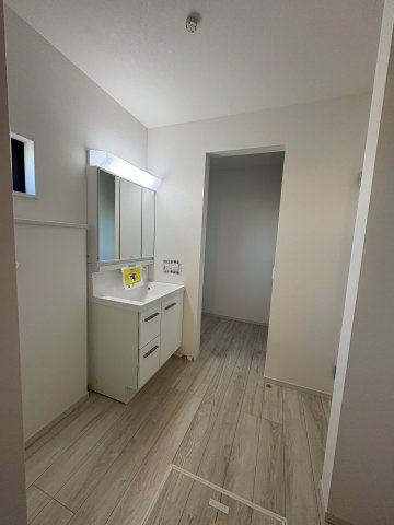 【洗面所】 | 糟屋郡志免町片峰4丁目4期　1号棟（全2棟）【仲介手数料無料・0円】 | 施工例。施工例は完成時と異なる場合があります。