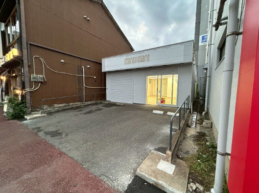 吉塚駅前テナントの外観